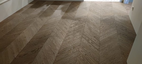 Паркетная доска Living Tree - Дуб Шоколадный, Натур (13,5х110х515мм) Французская елка